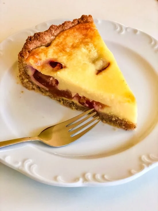 Pflaumenkuchen mit Schmand auf einem Teller, ideal für Dessertideen.