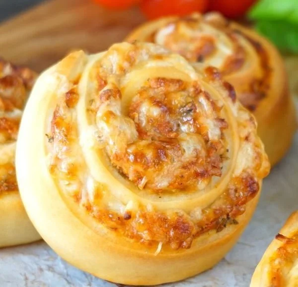 Vegetarische Pizzaschnecken aus Pizzateig als köstliches Fingerfood