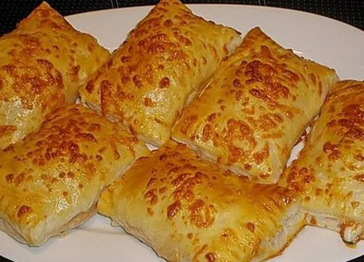 Pizzataschen aus Blätterteig frisch gebacken auf einem Teller