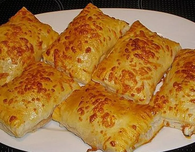 Pizzataschen aus Blätterteig frisch gebacken auf einem Teller