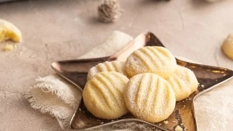 Leckere Puddingplätzchen auf einem Teller, frisch gebacken und dekoriert.