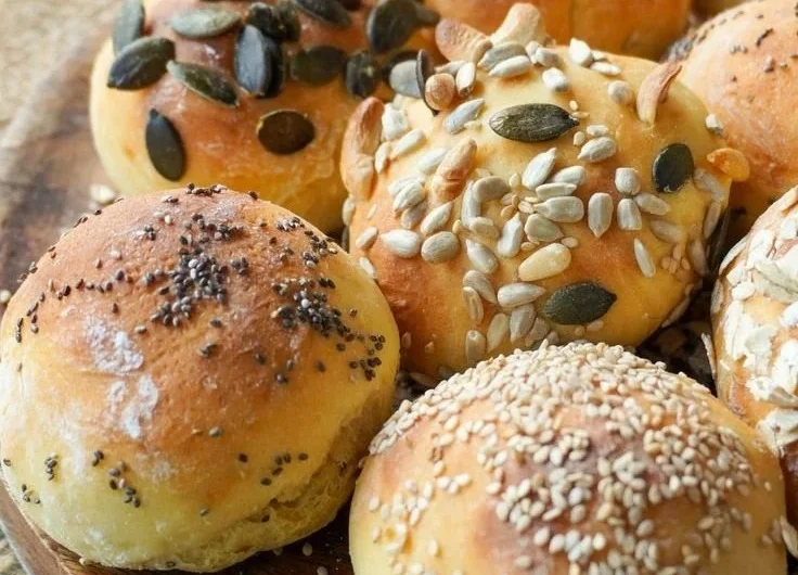 Frisch gebackene Quarkbrötchen auf einem Tablett, ideal zum Frühstück