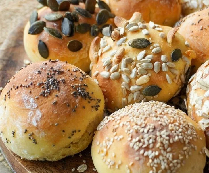 Frisch gebackene Quarkbrötchen auf einem Tablett, ideal zum Frühstück