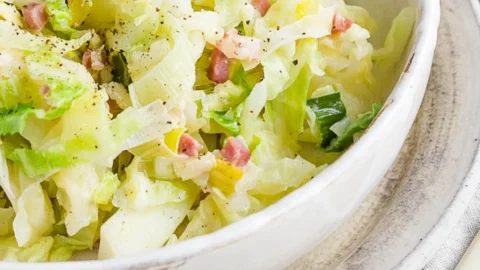 Traditionelles Rahmwirsing Rezept von Oma, zubereitet mit frischem Wirsing.