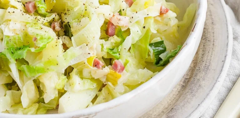 Traditionelles Rahmwirsing Rezept von Oma, zubereitet mit frischem Wirsing.