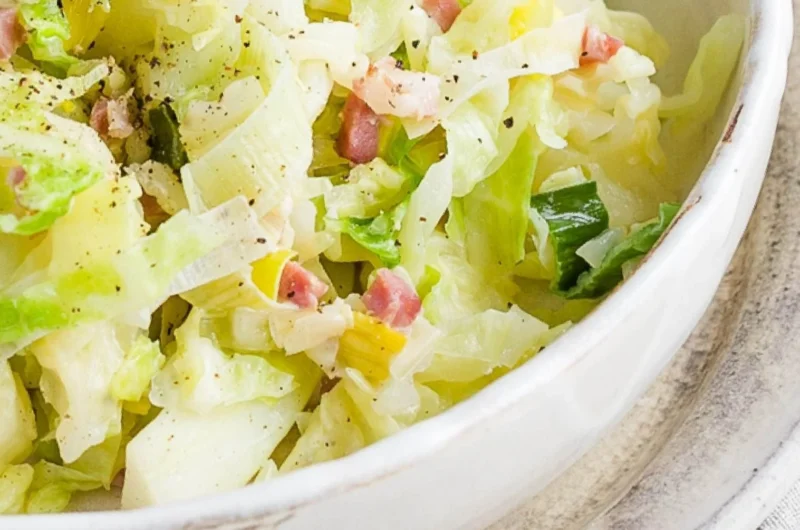 Traditionelles Rahmwirsing Rezept von Oma, zubereitet mit frischem Wirsing.