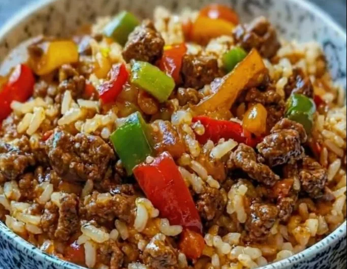 Cremige Reis Hackfleisch Pfanne zubereitet mit frischen Zutaten.