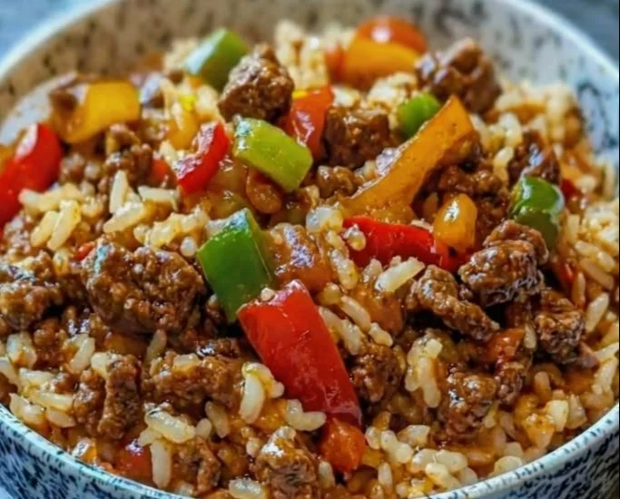 Cremige Reis Hackfleisch Pfanne zubereitet mit frischen Zutaten.