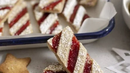 Zarte Linzer Streifen Plätzchen im Zuckerstangen-Look, zuckerhaltig und dekorativ