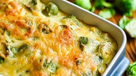 Herzhafter Rosenkohl-Auflauf, gesundes Low-Carb-Rezept für Abendessen
