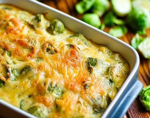 Herzhafter Rosenkohl-Auflauf, gesundes Low-Carb-Rezept für Abendessen