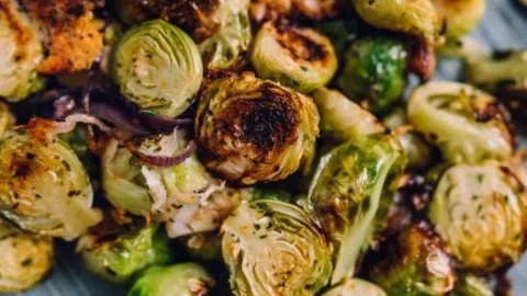 Rosenkohl aus dem Ofen, knusprig und lecker, schnelles Rezept für ein Abendessen.