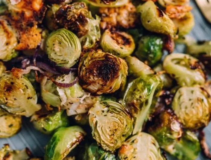 Rosenkohl aus dem Ofen, knusprig und lecker, schnelles Rezept für ein Abendessen.