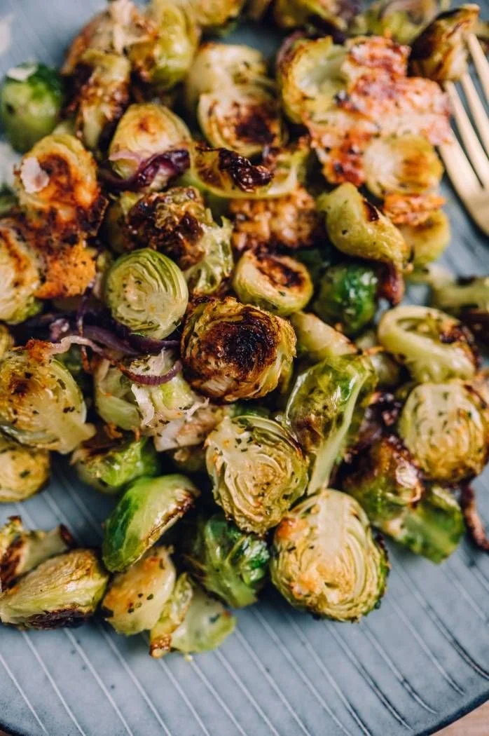 Rosenkohl aus dem Ofen, knusprig und lecker, schnelles Rezept für ein Abendessen.