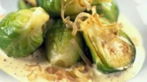 Rosenkohl in Frischkäse Senfsauce, serviert mit Bulgur-Salat.