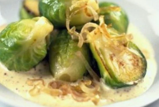 Rosenkohl in Frischkäse Senfsauce, serviert mit Bulgur-Salat.