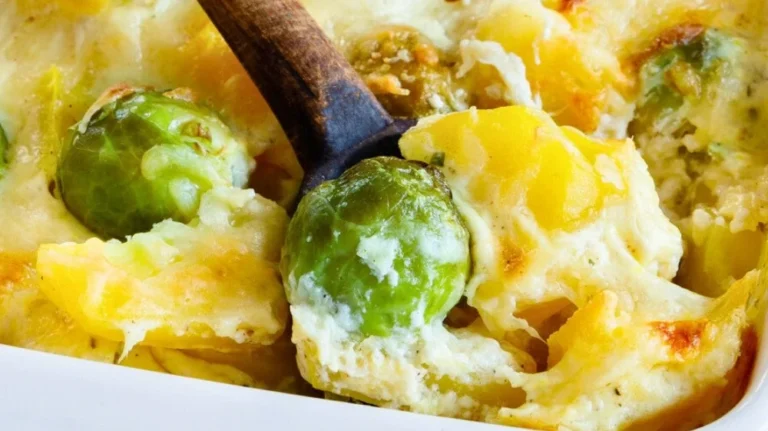 Leckerer vegetarischer Rosenkohl-Kartoffel-Auflauf auf einem Teller serviert