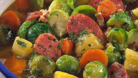 Rosenkohl-Topf mit Mettenden auf einem Teller serviert