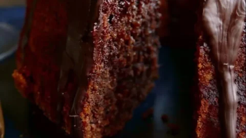Oma Ernas saftiger Rotweinkuchen auf einem Küchentisch mit Zutaten