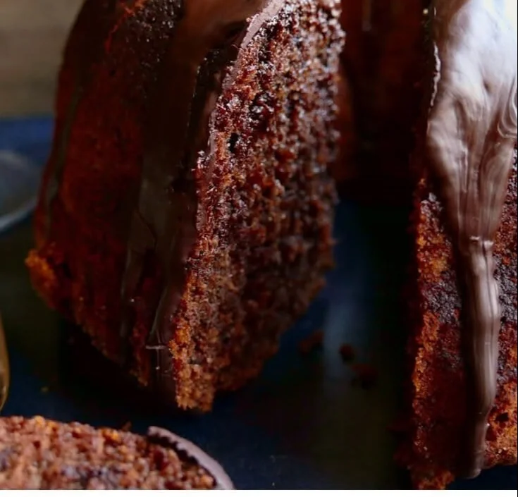 Oma Ernas saftiger Rotweinkuchen auf einem Küchentisch mit Zutaten