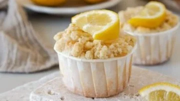 Saftige Zitronenmuffins mit Joghurt auf einem Teller
