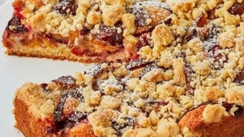 Saftiger Pflaumenkuchen mit frischen Pflaumen und knusprigem Boden