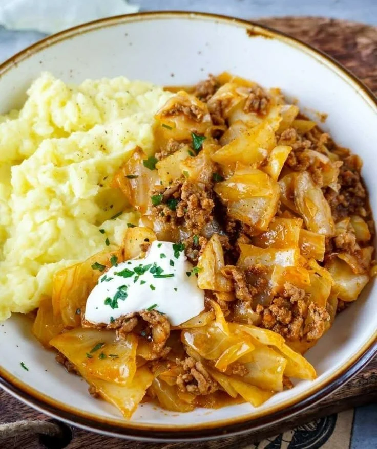 Schmorkohl mit Hack, serviert in einer dekorativen Schüssel, lecker und nahrhaft.
