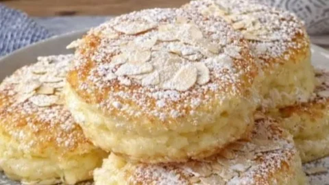 Schnelle Quark-Taler mit Haferflocken auf einem Teller dekoriert