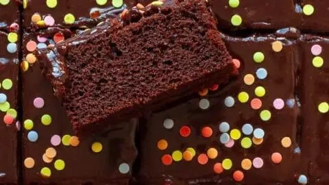 Saftiger Schokokuchen vom Blech auf einem Teller serviert