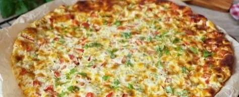 Leckere Schüttelpizza Low Carb auf einem Teller serviert