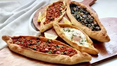 Schnitzel vom Türkischen Pide mit frischen Zutaten und köstlicher Füllung