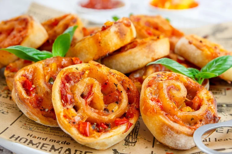 Leckere vegetarische Pizzaschnecken auf einem Teller serviert