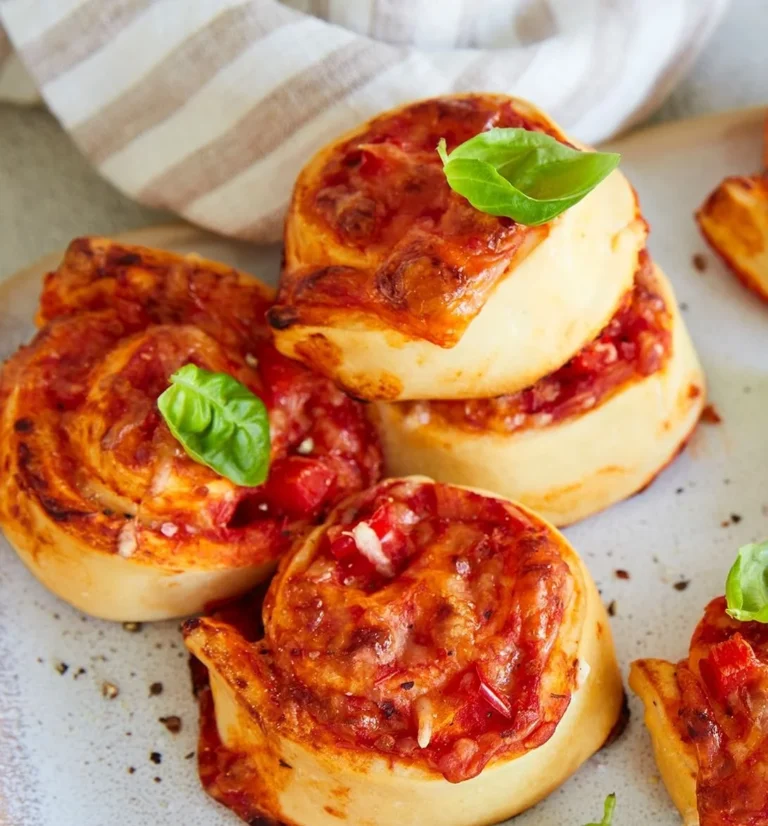 Vegetarische Pizzaschnecken auf einem Teller