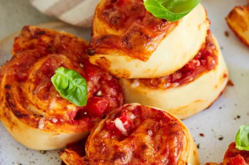 Vegetarische Pizzaschnecken auf einem Teller