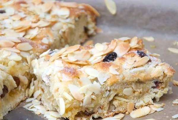 Weihnachtlicher Stollen-Butterkuchen mit Mandeln und Rosinen
