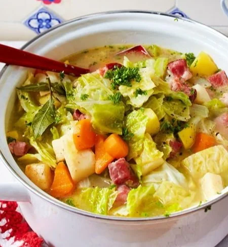Wirsingeintopf wie bei Mutti: klassisches Rezept mit Wirsing und Gemüse.