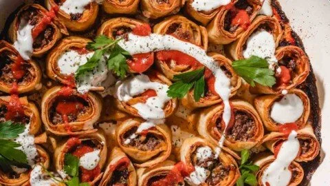 Leckere Beyti Kebab mit Tortillas, ein schnelles Wochentagsgericht.
