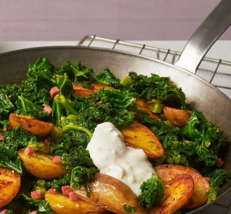 Würzige Grünkohlpfanne mit aromatischen Gewürzen und frischem Gemüse