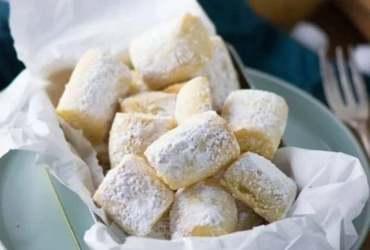 Zarte Marzipan Plätzchen mit Mandeln auf einem Dekoteller