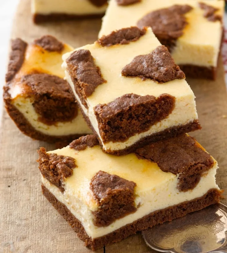 Leckeren Zupfkuchen vom Blech auf einem Kuchenteller serviert.