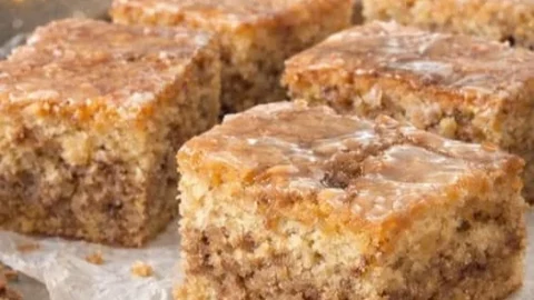 Zimtschnecken Nusskuchen auf einem hübschen Teller serviert