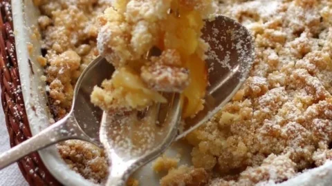 Ein köstlicher Apple-Crumble mit frischen Äpfeln und knusprigem Topping.