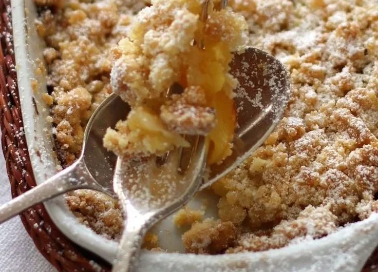 Ein köstlicher Apple-Crumble mit frischen Äpfeln und knusprigem Topping.