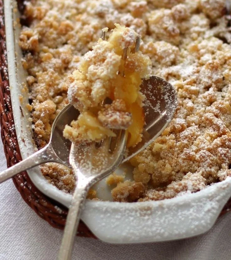 Ein köstlicher Apple-Crumble mit frischen Äpfeln und knusprigem Topping.