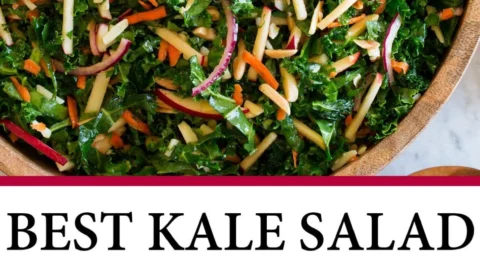 Schüssel mit grünem Grünkohlsalat, frisch zubereitet mit Dressing