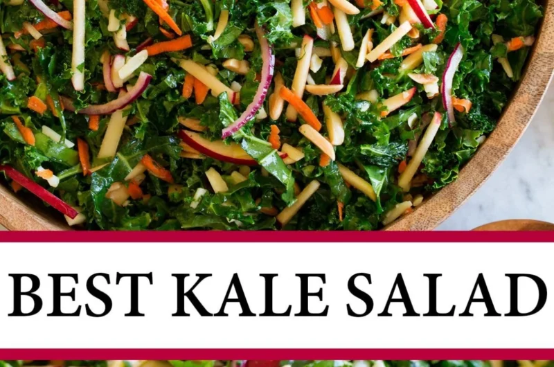 Schüssel mit grünem Grünkohlsalat, frisch zubereitet mit Dressing