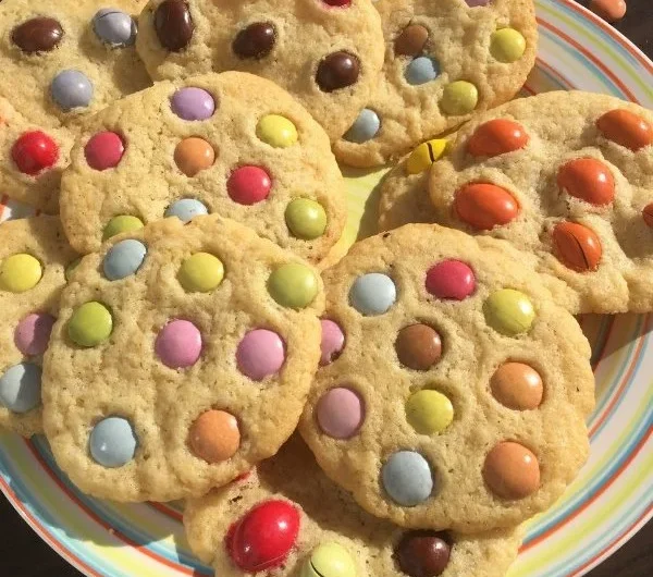 Bunte Cookies mit Smarties, ideal für Kindergeburtstage und Backabenteuer.
