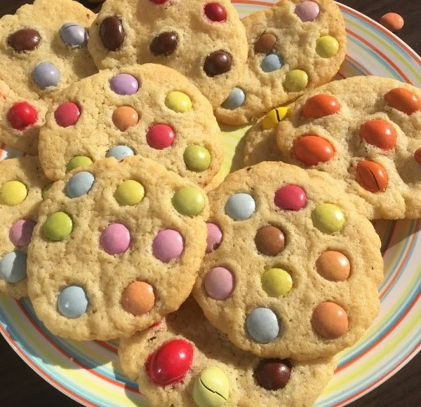 Bunte Cookies mit Smarties, ideal für Kindergeburtstage und Backabenteuer.