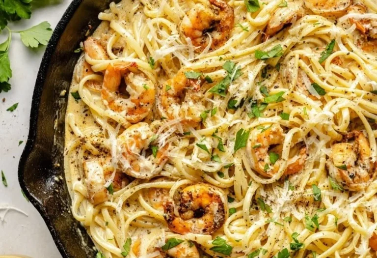Cremige Knoblauchshrimp-Pasta mit frischem Basilikum und Parmesan
