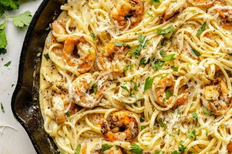 Cremige Knoblauchshrimp-Pasta mit frischem Basilikum und Parmesan
